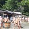 甘酒を掛け合う男衆