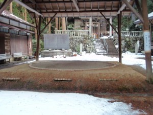 琴平神社境内の相撲土俵