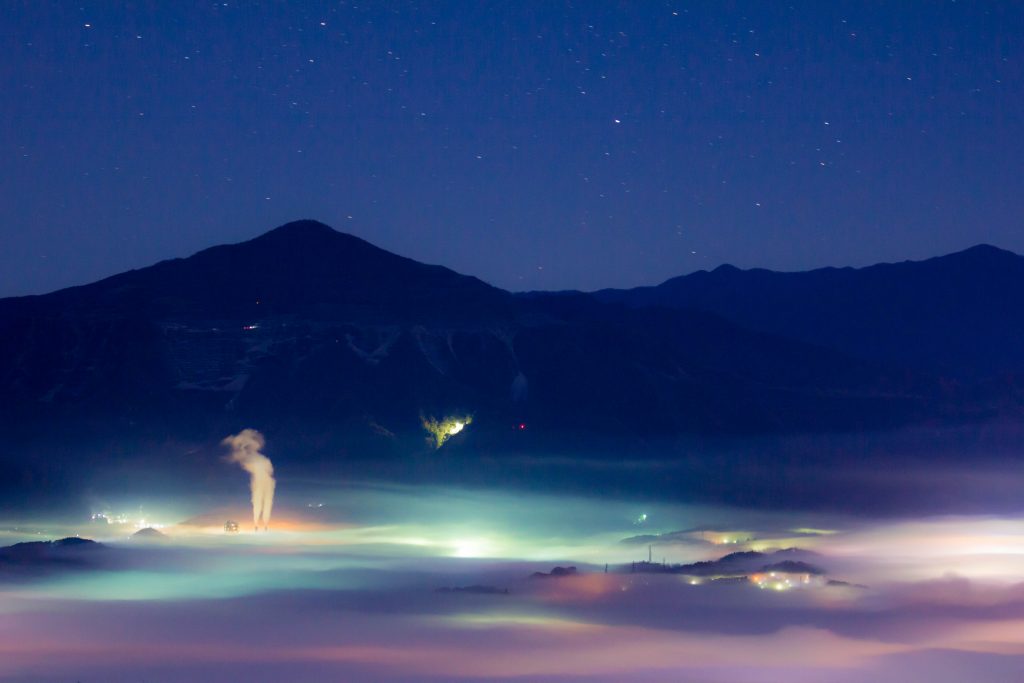 美の山雲海からセメント工場の煙と武甲山と星