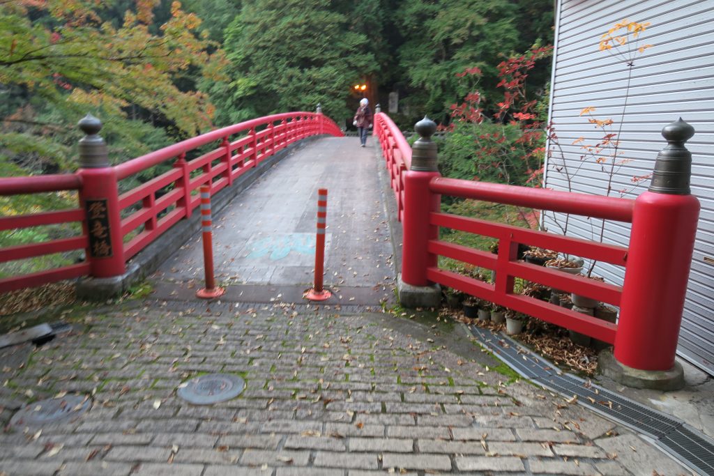 三峰神社へ向かう途中にある橋