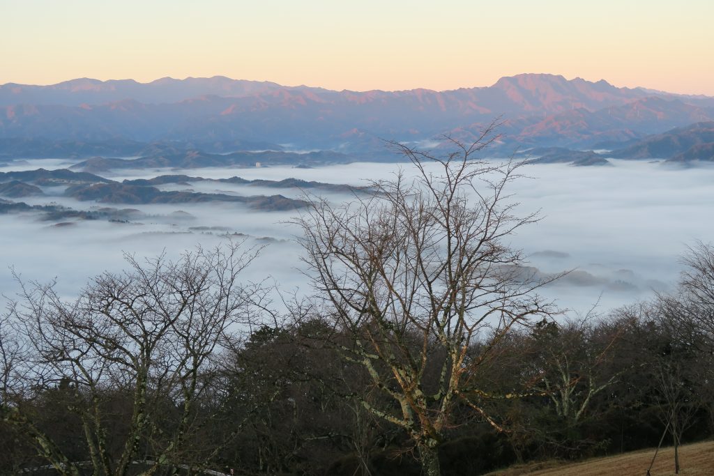 朝日を浴びる両神山と美の山の雲海
