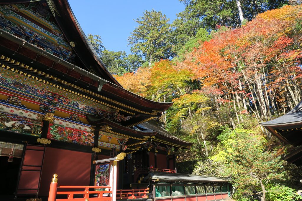 三峰神社と紅葉の様子