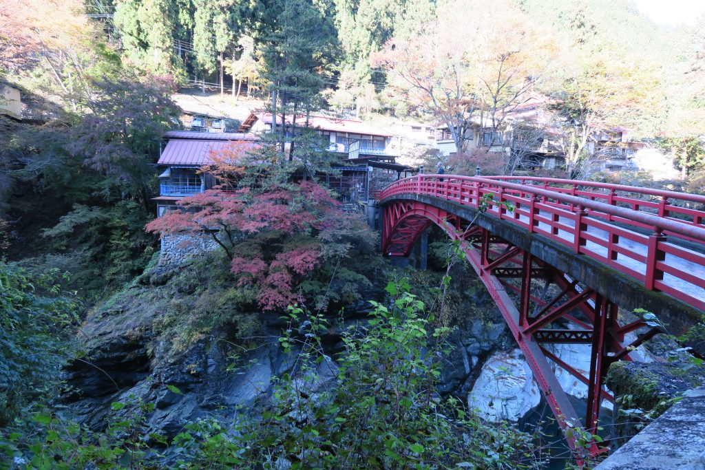 三峰神社への道のり 赤い橋